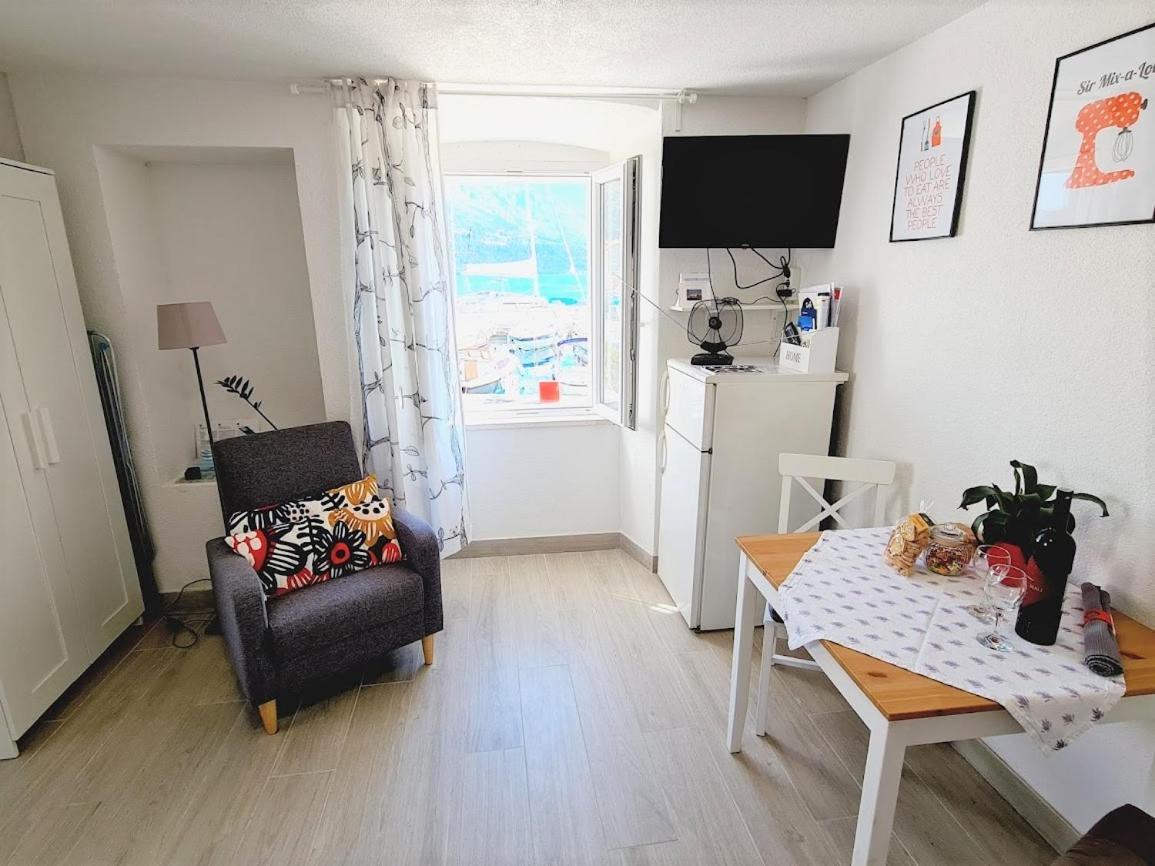 Apartman Waterfront Overlooking The Old *